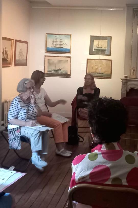 Groupe de personnes en atelier de création dans une des salles du musée.